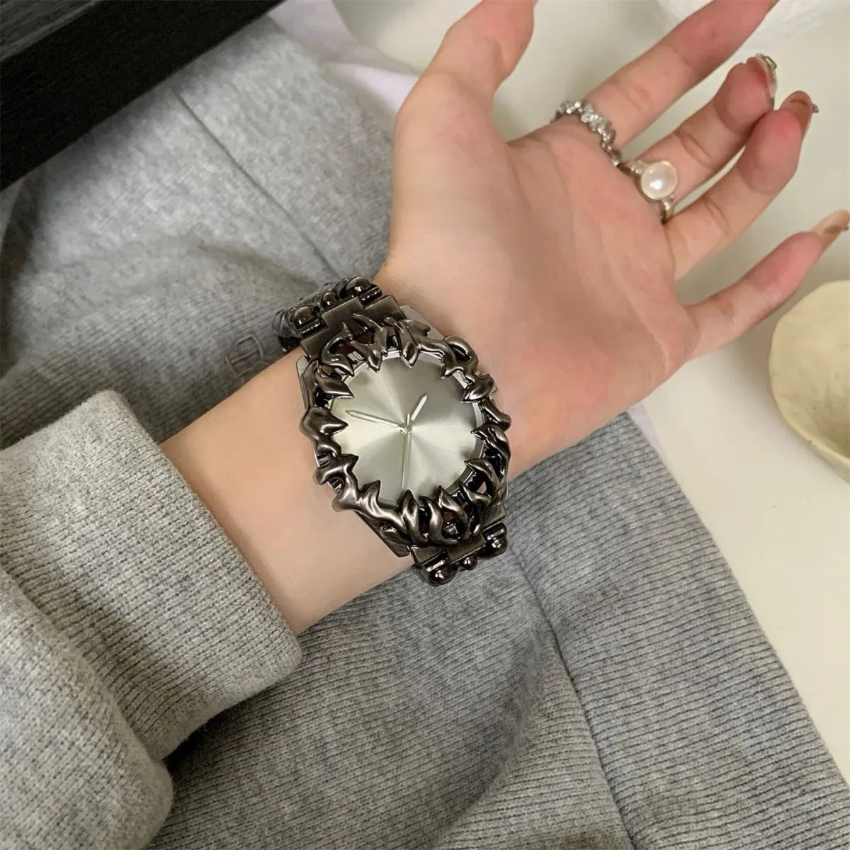 ALIEN CLAW | Luminous Futuristic Quartz Watch