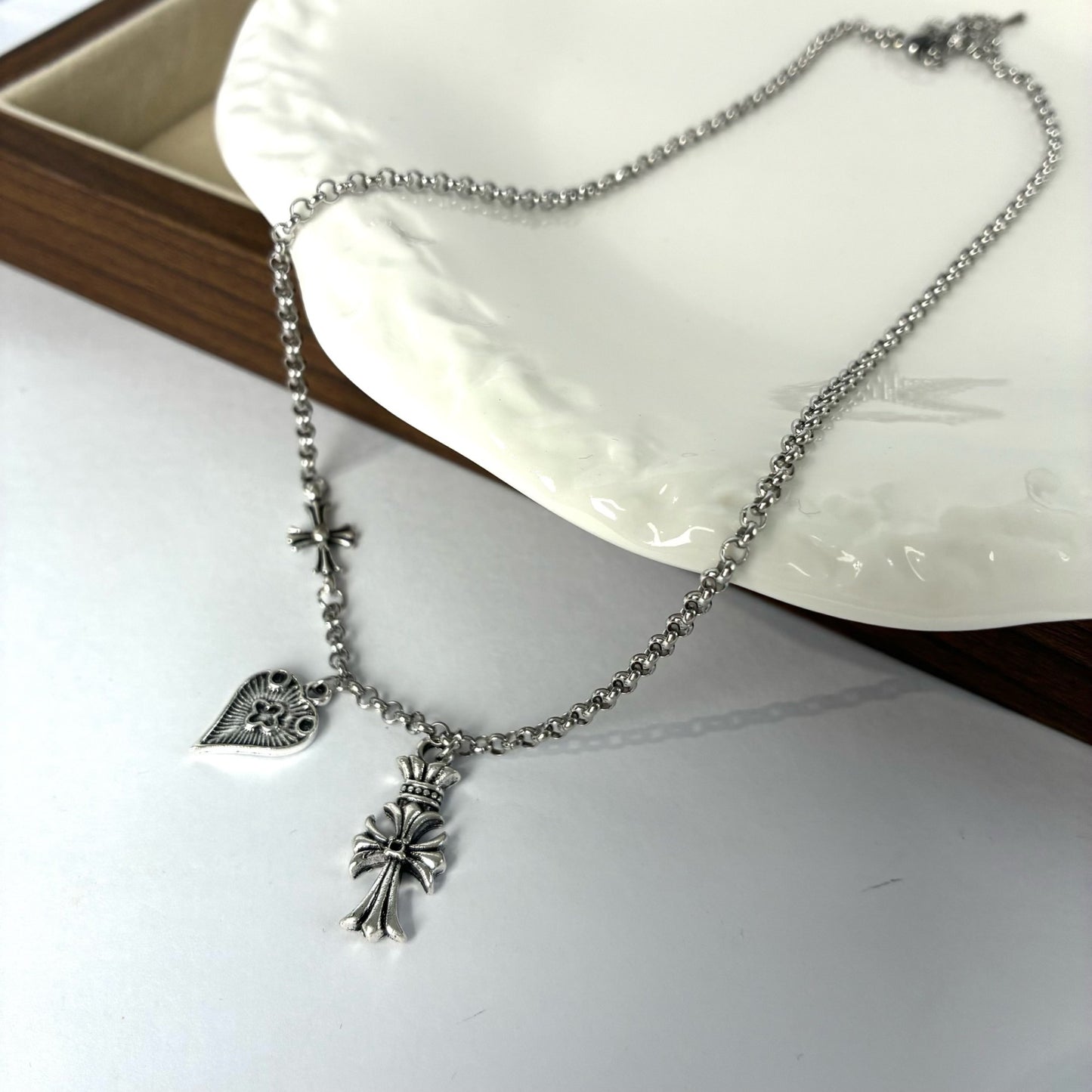 Gothic rock-and-roll aesthetic chain