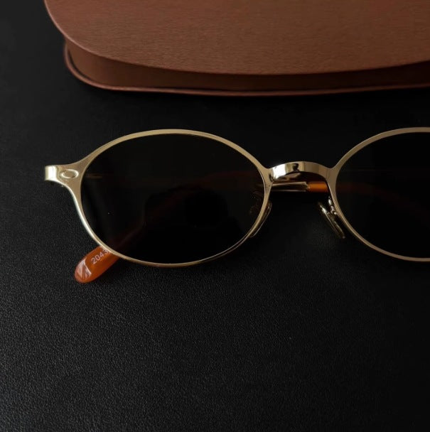 Retro Gold-Rimmed Black Tea Lenses Oval-Shaped